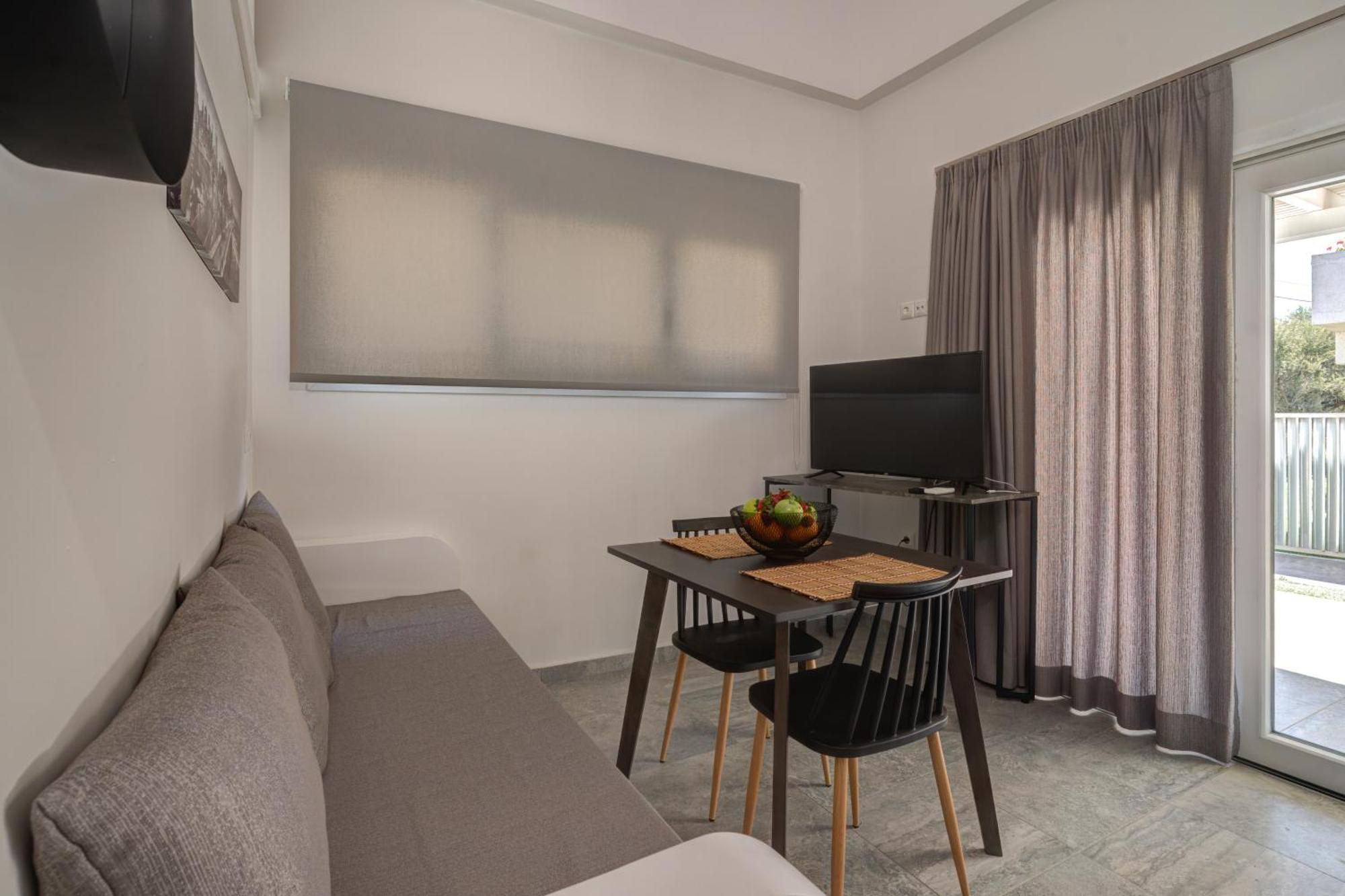 Molos Beachfront Apartments In 季亚科普通 外观 照片